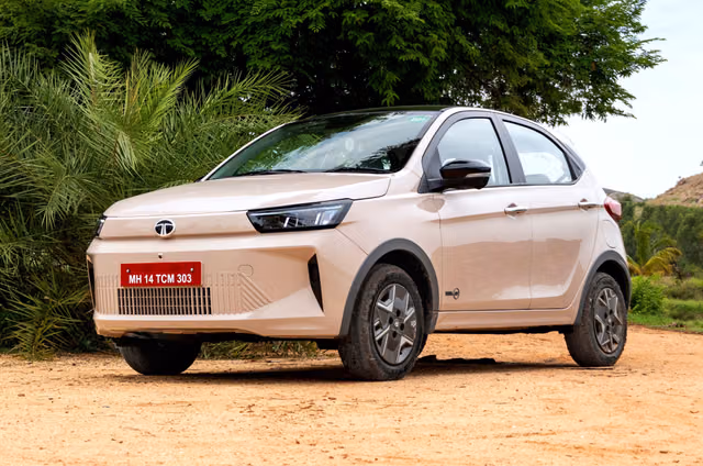 Tata_Tiago_EV_Facelift_Front_Quarter_Static